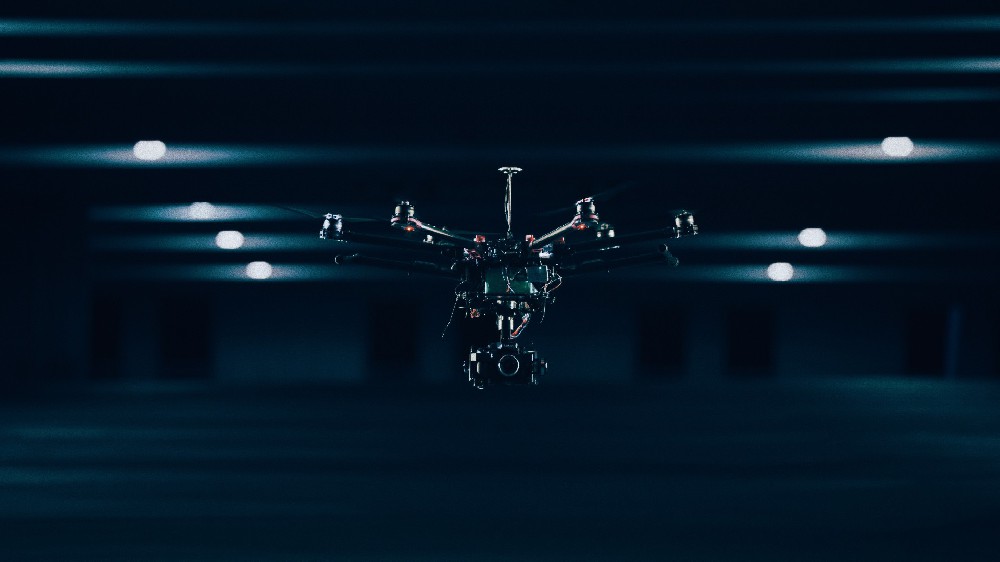 碳纤维复合材料具有许多优点，但是什么限制了它们的大规模生产应用？